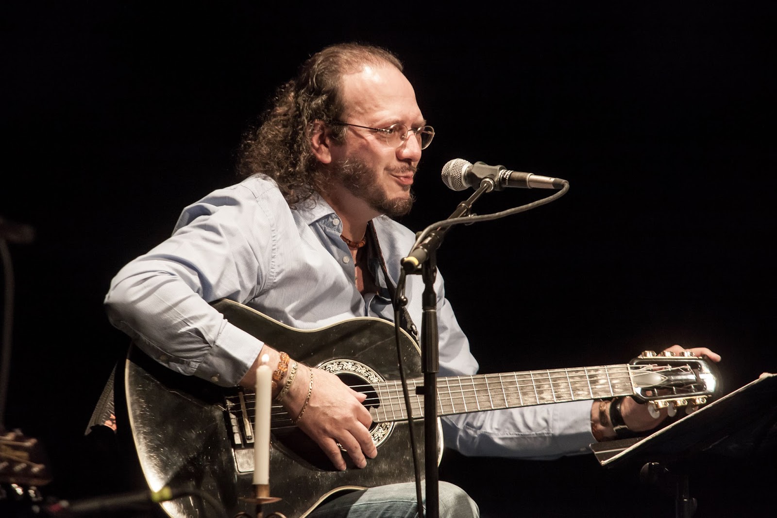 Fernando Delgadillo, el trovador eterno de guitarra y pelo largo. Conoce su historia.