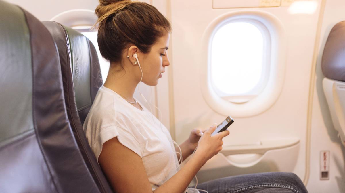 Atraviesa el mundo en avión escuchando esta increíble playlist