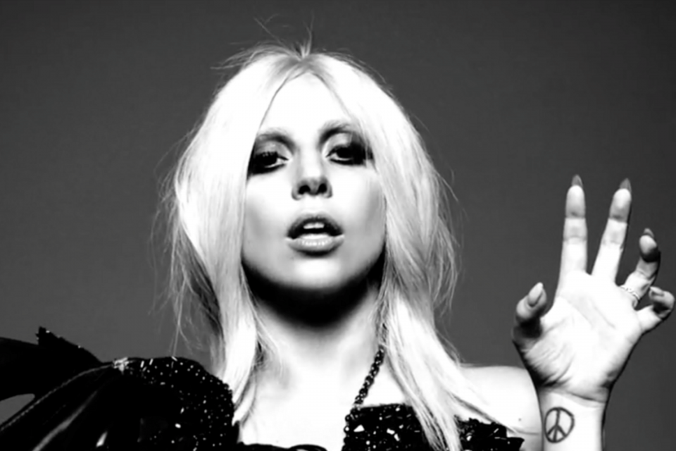 54ee010c96099dfe56f81e0a_lady-gaga-american-horror-story-960x640.png